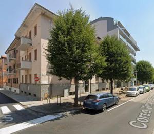 a blue car parked in front of a building at La porta sul Viale in Cuneo