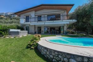 Swimmingpoolen hos eller tæt på Villa Mimosa-Con piscina e vista lago