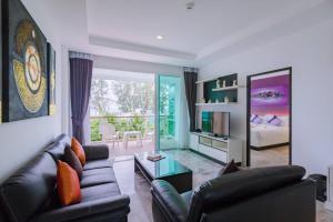 Khu vực ghế ngồi tại Phuket Seaview Resotel