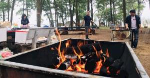 een groep mensen die rond een vuur staan bij DongQuan Lakeside in Sóc Sơn