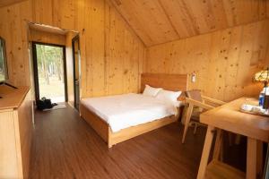 een slaapkamer met een bed in een houten kamer bij DongQuan Lakeside in Sóc Sơn