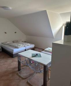 En eller flere senge i et værelse på Vinný sklípek s ubytováním