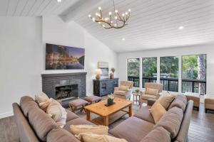 Khu vực ghế ngồi tại Fallbrook Pool & Spa Wine Country Estate