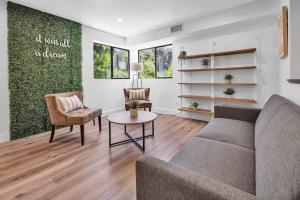 Khu vực ghế ngồi tại Fallbrook Pool & Spa Wine Country Estate