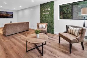 Khu vực ghế ngồi tại Fallbrook Pool & Spa Wine Country Estate +48 ảnh