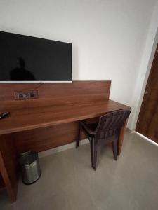 a wooden desk with a television on top of it at Hotel HimNivasa in Tehri-Garhwāl +23 photos
