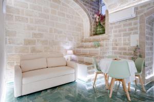 un soggiorno con un divano e un tavolo di Stella Marina a Molfetta