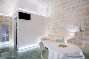 un soggiorno con tavolo e sedie bianchi di Stella Marina a Molfetta