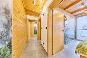 een kamer met houten lambrisering en een groot raam bij Rezidence Za Vodou - Čáp in Cerny Dul +15 foto's