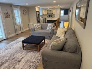 een woonkamer met een bank en een tafel bij Sebago Basin Getaway - An Unforgettable Experience in North Windham