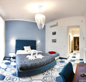 una camera da letto con un letto grande e una parete blu di Cannone53 a Napoli