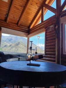 un tavolo in camera con vista sulle montagne di Cabaña Rincón del Aarón a Ciudad Lujan de Cuyo