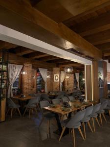 een eetkamer met houten tafels en stoelen bij Family Hotel Lazur in Bansko