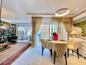 een eetkamer met een tafel en stoelen bij Le Chesterfield Gammarth in Gammarth