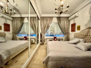 Le Chesterfield Gammarth في قمرت: غرفة نوم بها سريرين ومرآة