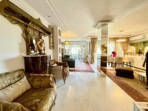 Le Chesterfield Gammarth في قمرت: غرفة معيشة مع أريكة وغرفة طعام +21 صورة