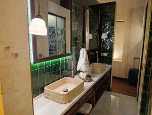 een badkamer met een wastafel en een spiegel bij Zerzembe Boutique Hotel in Sanlıurfa