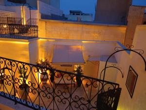 een balkon van een gebouw met een raam 's nachts bij Zerzembe Boutique Hotel in Sanlıurfa