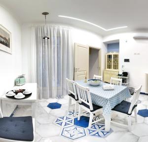 una sala da pranzo con tavolo e sedie blu e bianco di Cannone53 a Napoli
