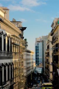 una vista di una città con edifici alti di Cannone53 a Napoli