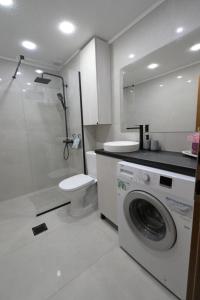 Koupelna v ubytování Sandra's apartment + 25 fotografií