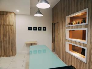 En eller flere senge i et værelse på Miri Times Square 6 Pax 2 Rooms & 2 Baths