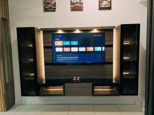 Et tv og/eller underholdning på Miri Times Square 6 Pax 2 Rooms & 2 Baths