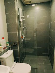 Et badeværelse på Miri Times Square 6 Pax 2 Rooms & 2 Baths