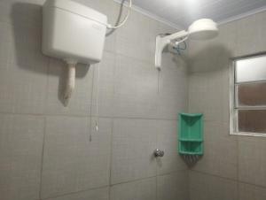 eine Dusche mit Tank im Bad in der Unterkunft KitNet suíte Balneário shangrila in Pontal do Paraná