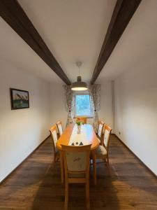 een eetkamer met een houten tafel en stoelen bij Dom w górach Zacisze lasu in Sucha Beskidzka