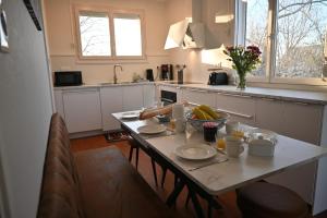 Køkken eller tekøkken på Villa La Ferrière with swimming pool