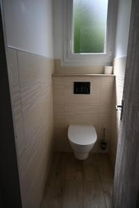 Et badeværelse på Villa La Ferrière with swimming pool