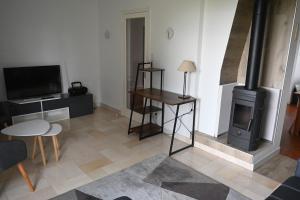 Et tv og/eller underholdning på Villa La Ferrière with swimming pool