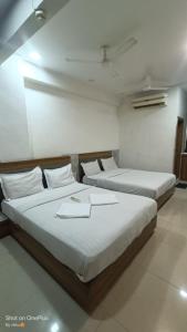 Giường trong phòng chung tại Hotel Bhavya, Ahmedabad +29 ảnh