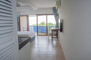 une chambre avec un lit et une vue sur un balcon dans l'établissement Diani Sands International Hotel, à Galu