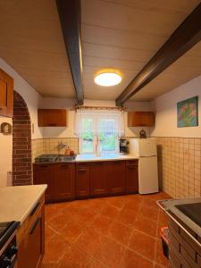 een keuken met een witte koelkast en een raam bij Dom w górach Zacisze lasu in Sucha Beskidzka