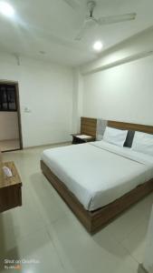 Giường trong phòng chung tại Hotel Bhavya, Ahmedabad