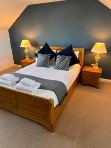 a bedroom with a large bed with two lamps on tables at Hygge Homes - Modern 1 bed house in Lincoln