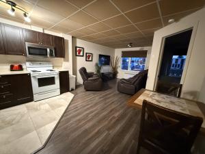 a large living room with a kitchen and a dining room at Apartement #4 avec chambre Baie Comeau in Baie-Comeau