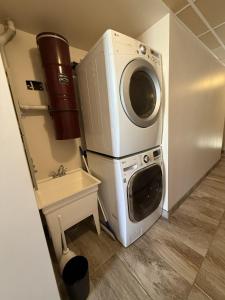 a washer and dryer sitting in a room at Apartement #4 avec chambre Baie Comeau in Baie-Comeau +1 photo