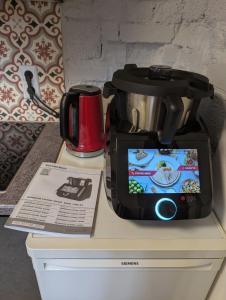 Kaffe- og tefaciliteter på Kleinere Doppelhaushälfte in Stadtkernnähe von 47506 Neukirchen-Vluyn inklusive Küche