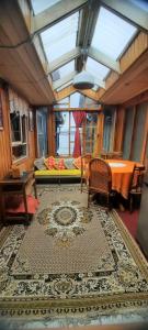 un soggiorno con un grande tappeto sul pavimento di Hosteria Quellon a Quellón
