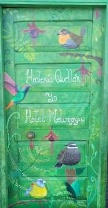 un cartello per un museo sul campo con degli uccelli sopra di Hosteria Quellon a Quellón