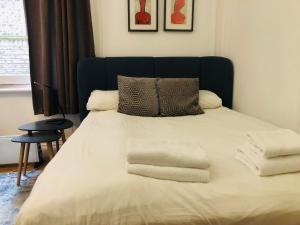 En eller flere senge i et værelse på The Courtfield Plaza