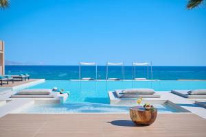 Swimmingpoolen hos eller tæt på Oros Luxury Beach Resort