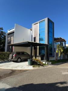 een auto geparkeerd op een parkeerplaats voor een gebouw bij Caribbean getaway Villa 30 in Puerto Plata
