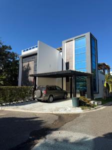 een auto geparkeerd op een parkeerplaats voor een gebouw bij Caribbean getaway Villa 30 in Puerto Plata