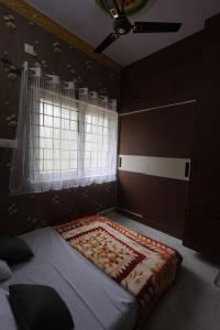 een slaapkamer met een groot bed en een raam bij Coconut Sooru,Managed By Triora Escapes in Maddūr +8 foto's
