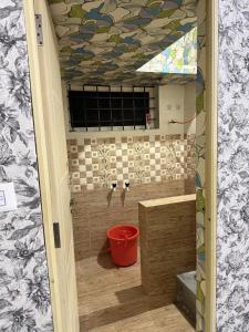 een badkamer met een wastafel en een spiegel bij Coconut Sooru,Managed By Triora Escapes in Maddūr