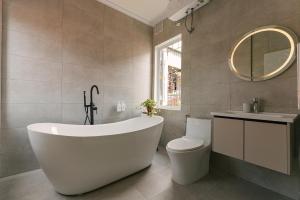 Et badeværelse på Phung Hung House Hanoi Trainstreet + 42 billeder